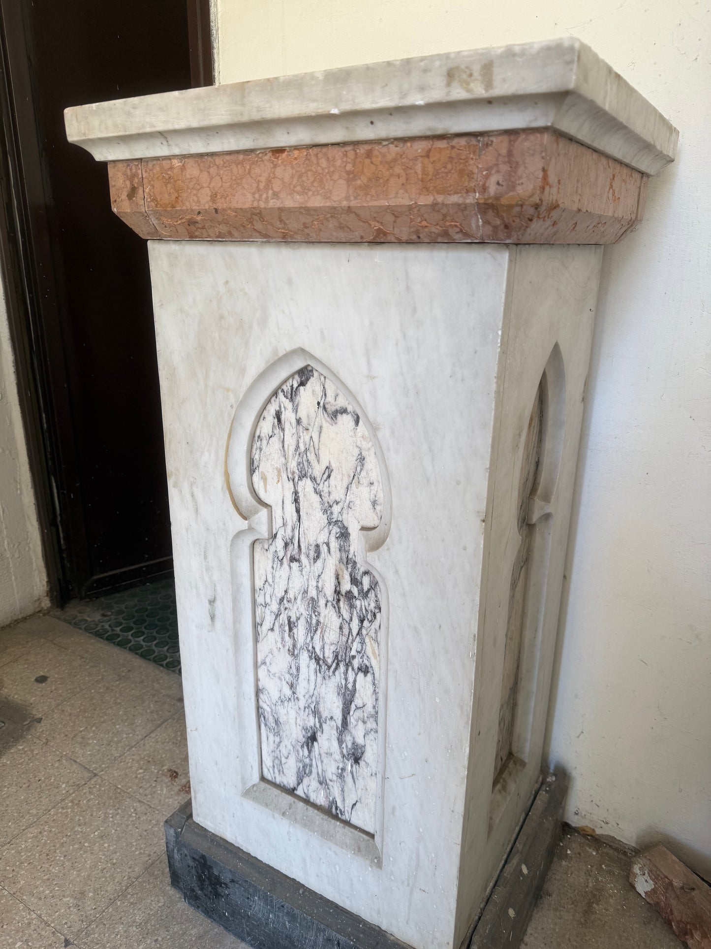 pedistallo in marmo Carrara