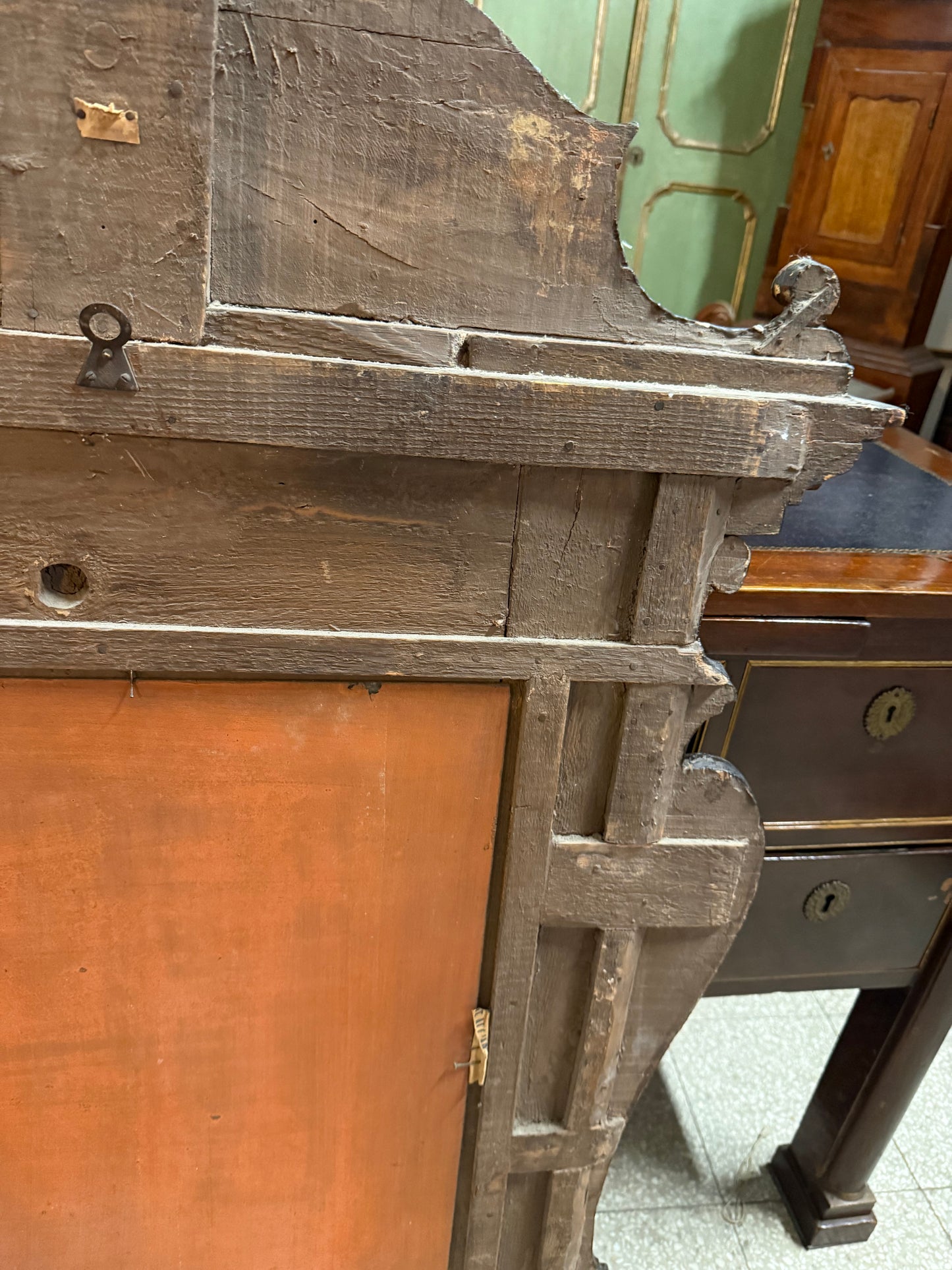 Specchio stato pontificio del XVIII secoloin legno dorato e laccato. cm 122 x 87