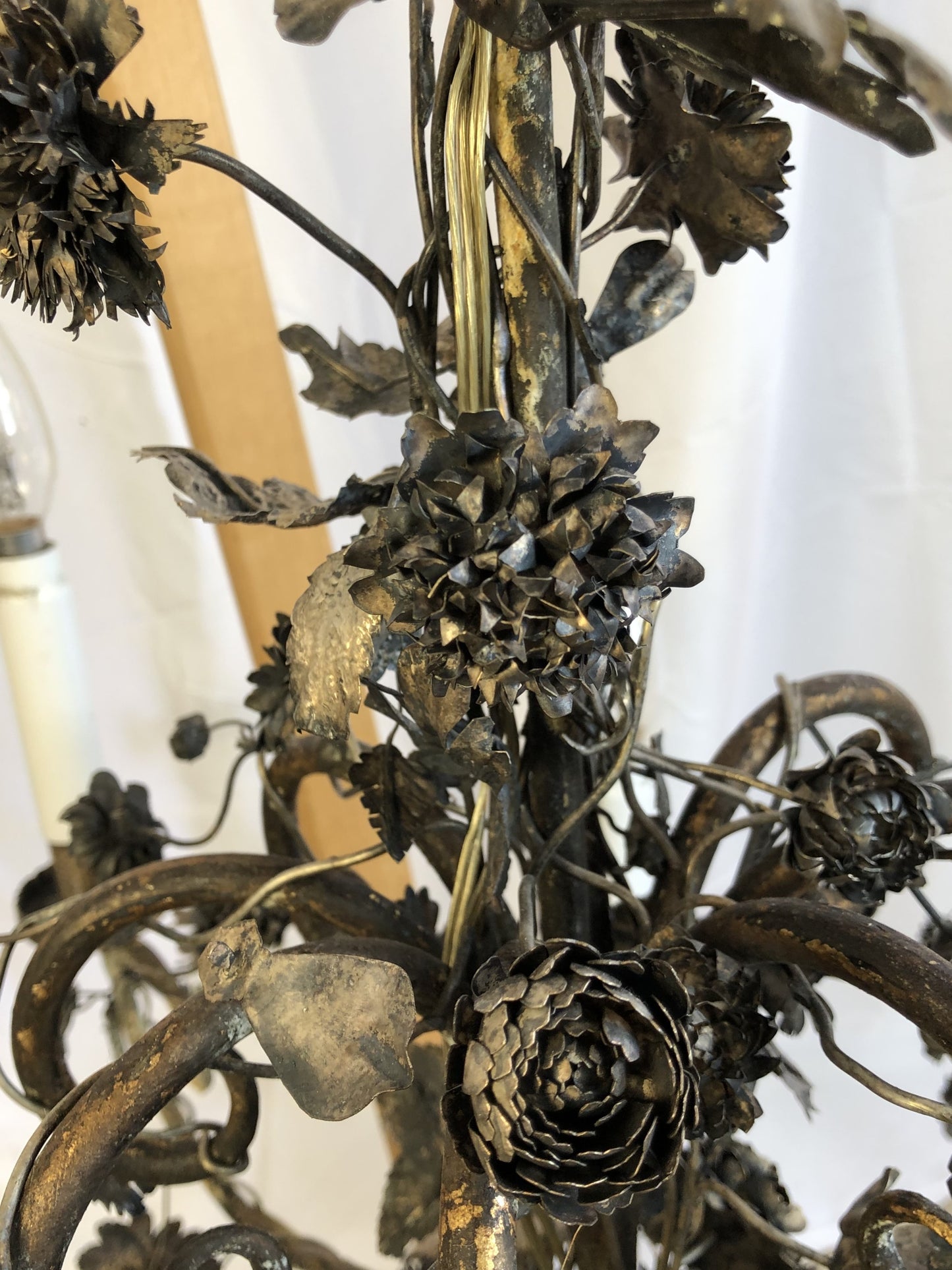 Lampadario con ramage e sotto candele in metallo argentato del XIX secolo