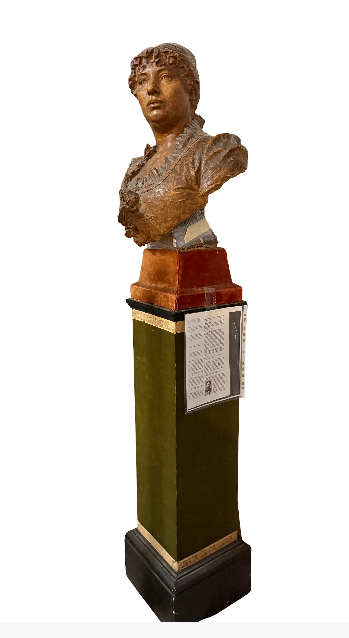 Busto in terracotta di giovane donna