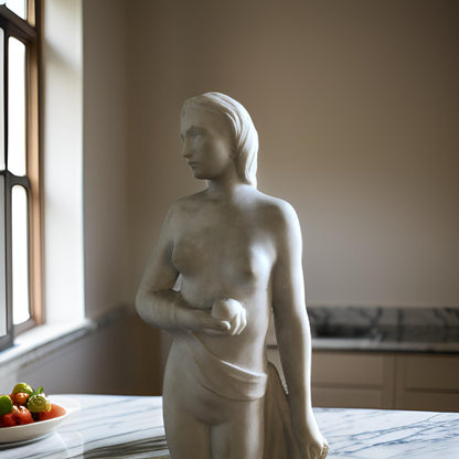 Donna con pomo, scultura italiana degli anni 30