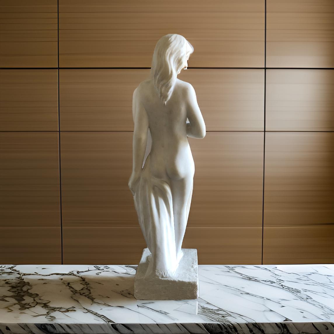 Donna con pomo, scultura italiana degli anni 30